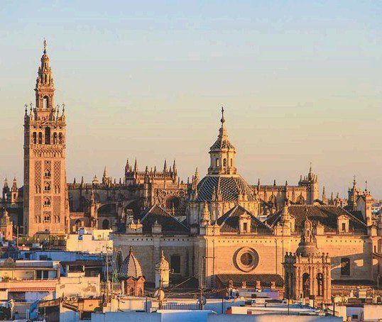 La Giralda y la catedral de Sevilla